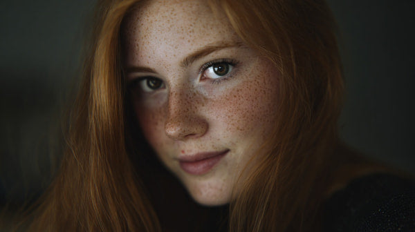 A Young Woman With Red Hair And Freckles Is Captured In A Close Up Portrait Exuding An Air Of Youthful Beauty — Stock Photo