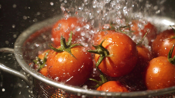 Fresh Tomatoes In A Strainer — Stock Photo