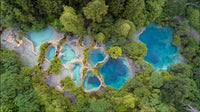 Presents An Aerial View Of A Serene Landscape A Large Body Of Water With Multiple Blue Pools And Hot Springs — Stock Photo