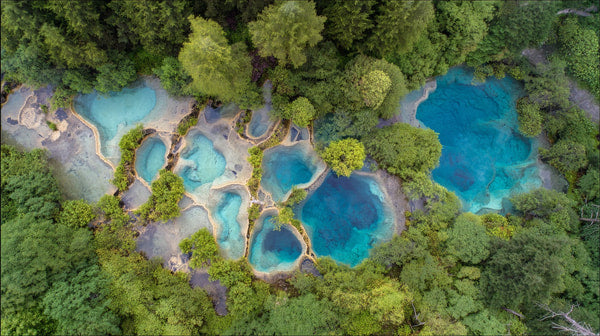 Presents An Aerial View Of A Serene Landscape A Large Body Of Water With Multiple Blue Pools And Hot Springs — Stock Photo