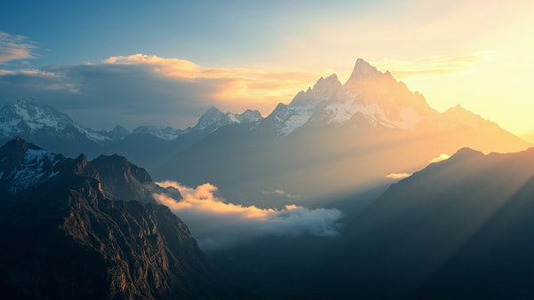 Majestic Mountain Sunrise With A Clear View Of Snow Capped Peaks Under A Blue Sky As Seen From A High Vantage Point — Stock Photo
