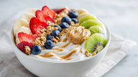 A Bowl Of Yogurt Parfait With Granola Fruits And A Drizzle Of Honey On A Table — Stock Photo