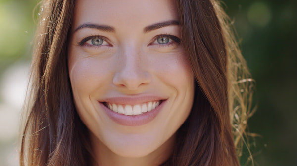 A Woman With Blue Eyes Is Captured In A Close Up Portrait Smiling Directly At The Camera — Stock Photo