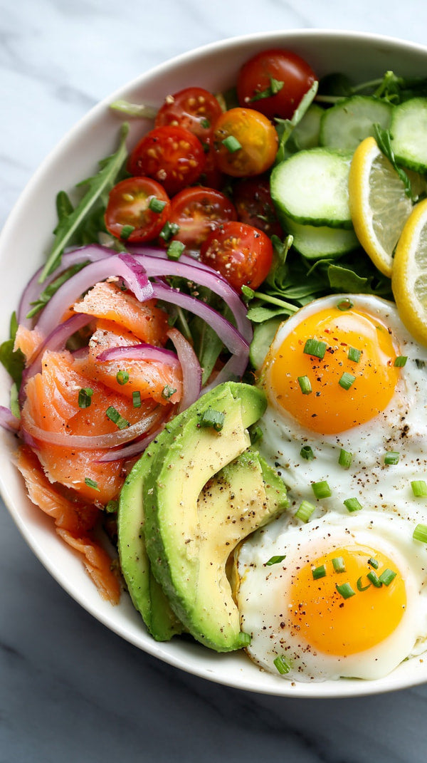 A Bowl Of Salad Containing Eggs Tomatoes Cucumbers Avocado And A Sprinkle Of Herbs — Stock Photo