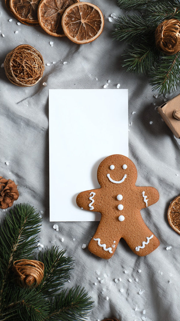 A Festive Gingerbread Cookie Card With A Smiling Face Placed On A Table Adorned With Holiday Decorations And Oranges — Stock Photo