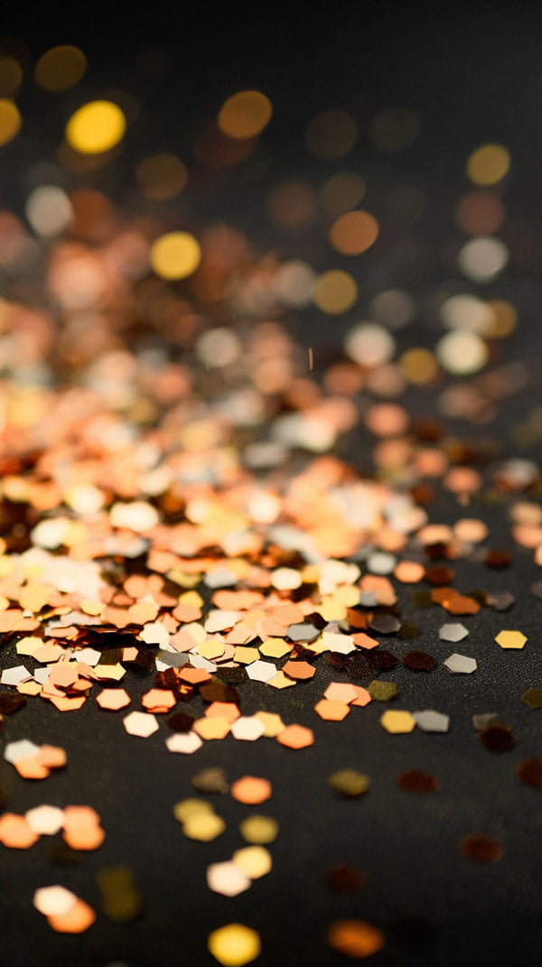 Sparkling Confetti Background With Bokeh Effect Multicolored Confetti Particles Scattered Across A Dark Surface Creating A Festive And Celebratory Atmosphere — Stock Photo