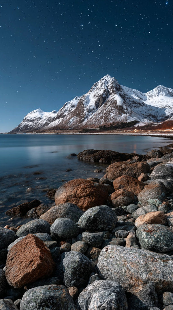 Nighttime Scene Of A Mountain Lake With A Majestic Snow Capped Peak In The Background Under A Starry Sky — Stock Photo