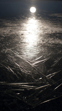 Frozen Lake With Icy Surface And Moonlight Reflection Showcasing A Frozen Lake At Dusk With An Icy Surface Reflecting The Moonlight — Stock Photo