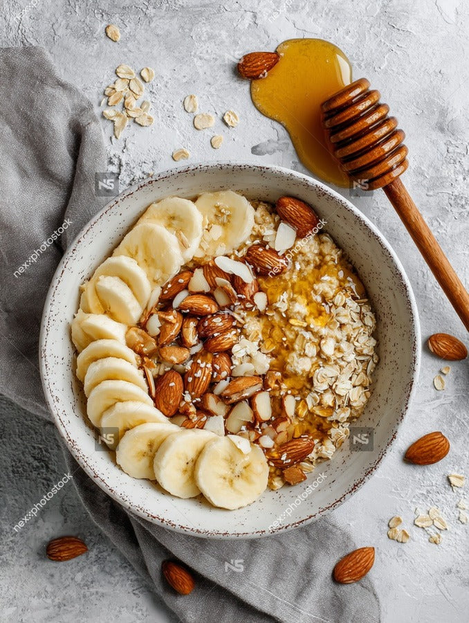 A Bowl Of Honey And Nut Cereal With Bananas Nuts And A Drizzle Of Honey On A Table — Stock Photo