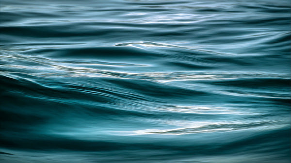 Ocean Waves Captured In A Close Up Shot With A Focus On The Rippling Water And The Reflection Of Light On Its Surface — Stock Photo