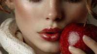 A Close Up Image Of A Woman With Red Lipstick Holding An Apple To Her Lips — Stock Photo