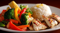 Two Plates Of Grilled Chicken And Vegetables On A White Plate Against A Dark Background — Stock Photo