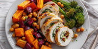 A Plate Of Chicken And Vegetables Including Carrots And Broccoli Served With A Side Of Hummus — Stock Photo