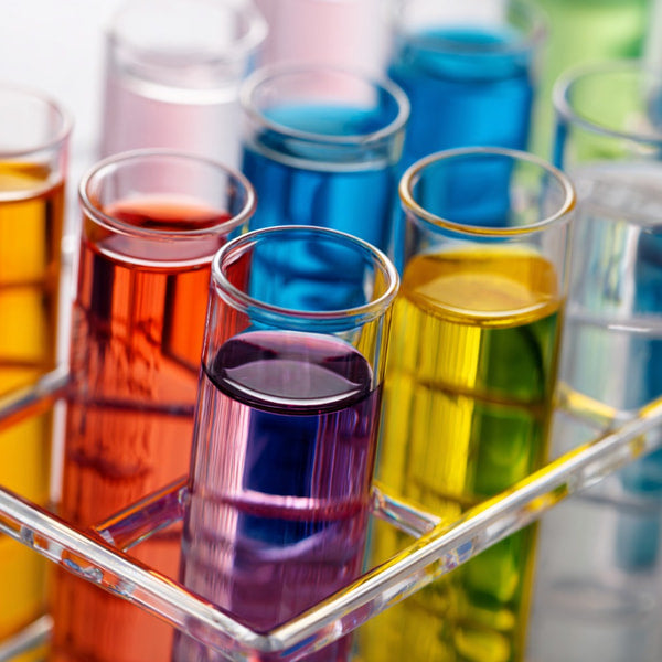 Colorful Beakers In A Laboratory Setting Showcasing A Variety Of Colors And Shapes Within Clear Glass Beakers Displayed On A Tray — Stock Photo