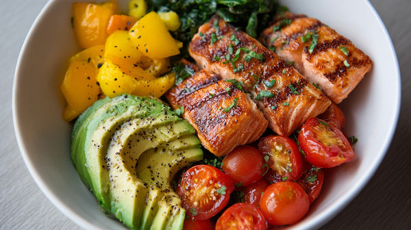 A Colorful Salad Bowl With Grilled Salmon Topped With A Variety Of Vegetables And Garnished With Herbs — Stock Photo