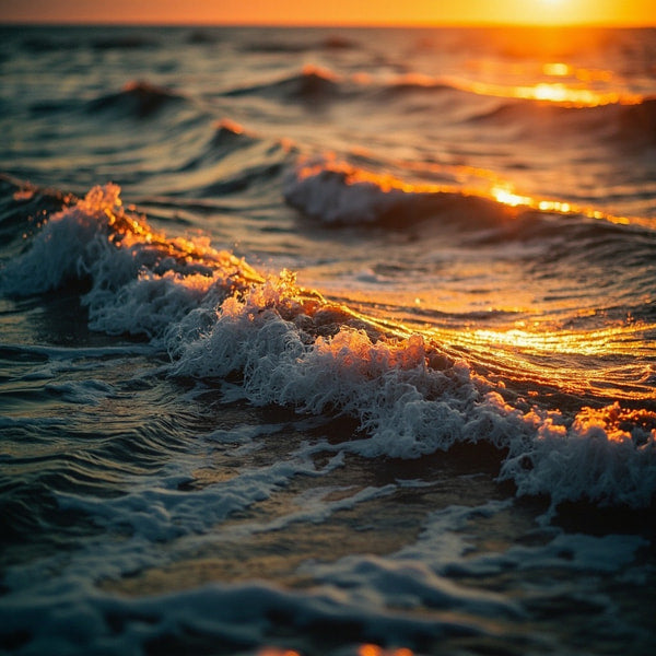 Captures A Serene Sunset Scene Over The Ocean With Waves Breaking On The Shoreline — Stock Photo