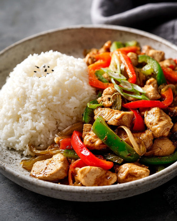 A Plate Of Chicken Stir Fry With Rice And Vegetables Served On A Gray Plate — Stock Photo