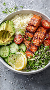 A Bowl Of Grilled Salmon Served On A Bed Of Rice With An Assortment Of Vegetables And A Wedge Of Lemon — Stock Photo