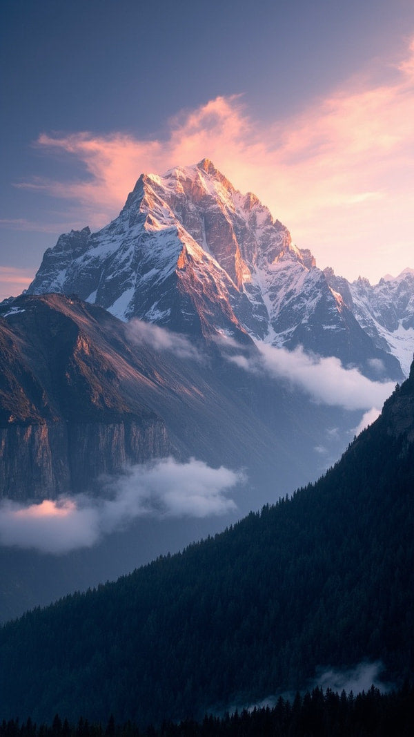 Mountain Sunset With A Clear View Of The Peak Set Against A Vibrant Sky — Stock Photo