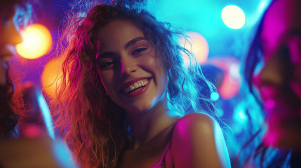 A Photograph Two Individuals In What To Be A Nighttime Setting With Colorful Lighting — Stock Photo