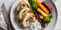 A Plate Of Chicken And Vegetables Served With A Side Of Sauce — Stock Photo