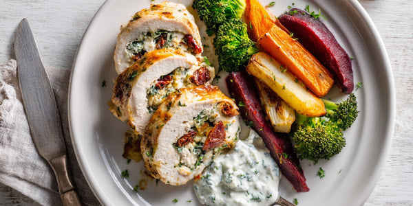 A Plate Of Chicken And Vegetables Served With A Side Of Sauce — Stock Photo