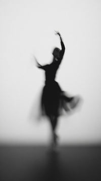 Ballerina Silhouette Against A White Background Captured From A Side Angle Performing A Ballet Pose With One Leg Extended Behind Her — Stock Photo