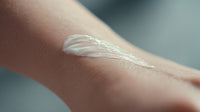 Shows A Close Up View Of A Person S Hand With A White Substance On Their Skin — Stock Photo