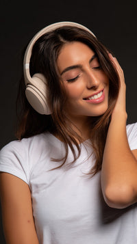 A Portrait Style Photograph A Woman Wearing Headphones And Looking To Her Right With A Slight Smile — Stock Photo
