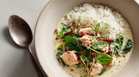 Bowl Of Chicken And Rice With Herbs Served In A Bowl On A Table — Stock Photo