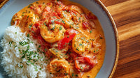 A Plate Of Creamy Shrimp Curry Served Over White Rice Garnished With Fresh Herbs And A Sprinkle Of Spices — Stock Photo